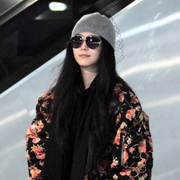 范冰冰穿印花棉衣现身机场 网纱帽抢眼