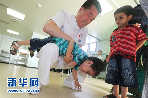 和平方舟医院船在巴基斯坦紧急抢救小男孩(图)