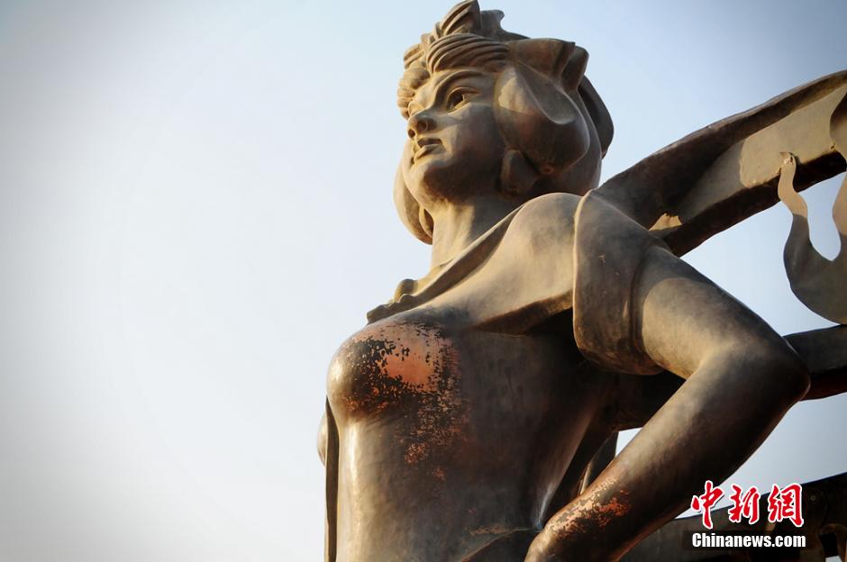 “铁扇公主”胸部摸损 “猪